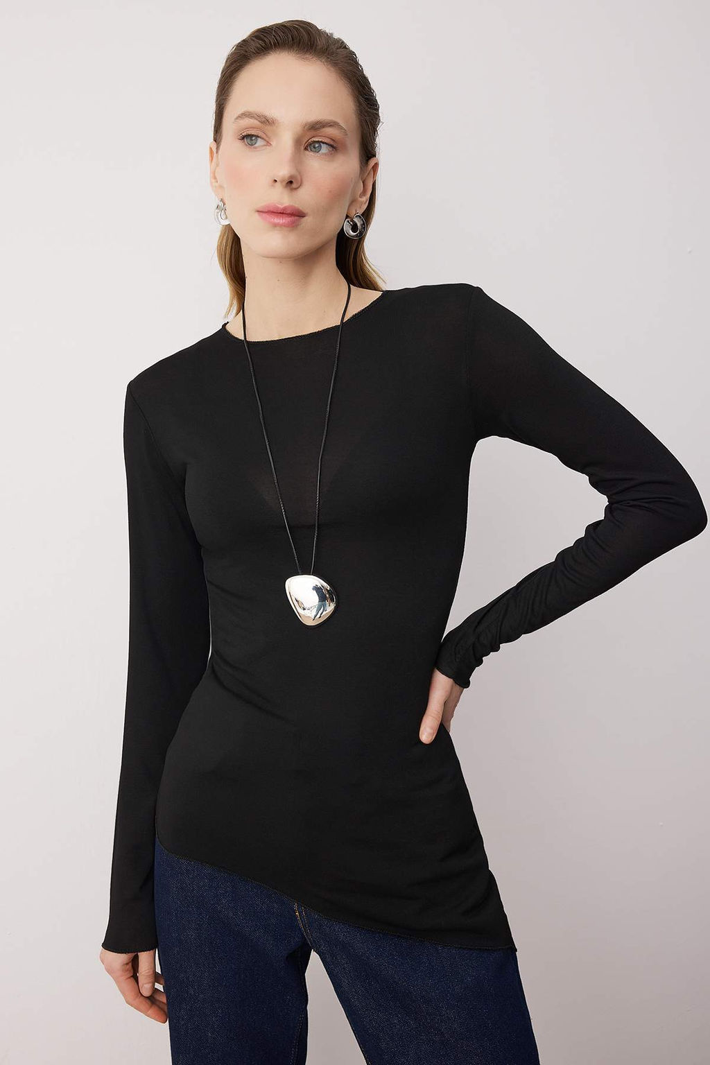 Siyah Asimetrik Uzun Kollu Premium Yumusak Orme Bluz TWOAW26BZ00364