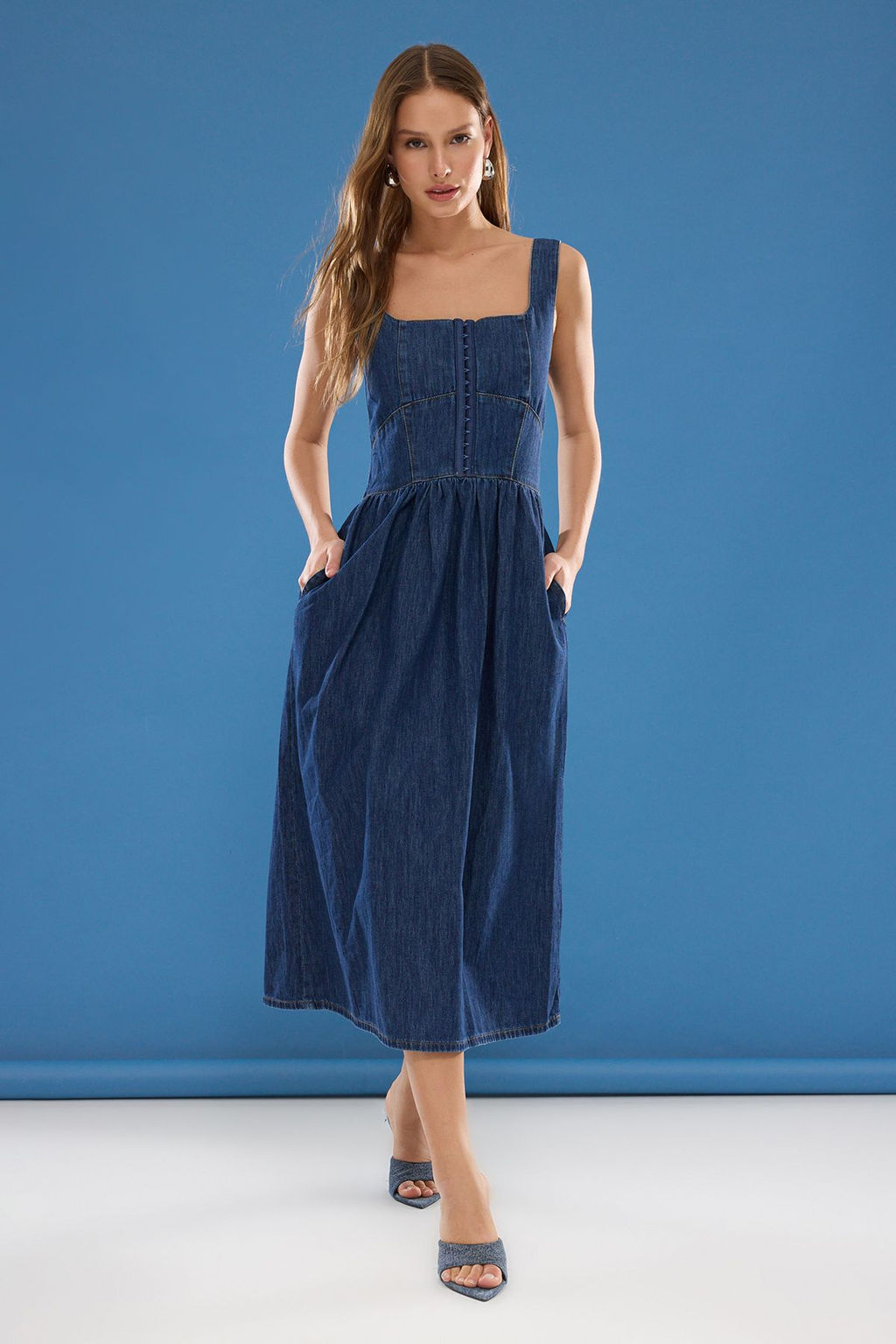 TRENDYOLMILLA Koyu Mavi Volanl? Midi Denim Elbise TWOSS25EL00010  фото 2