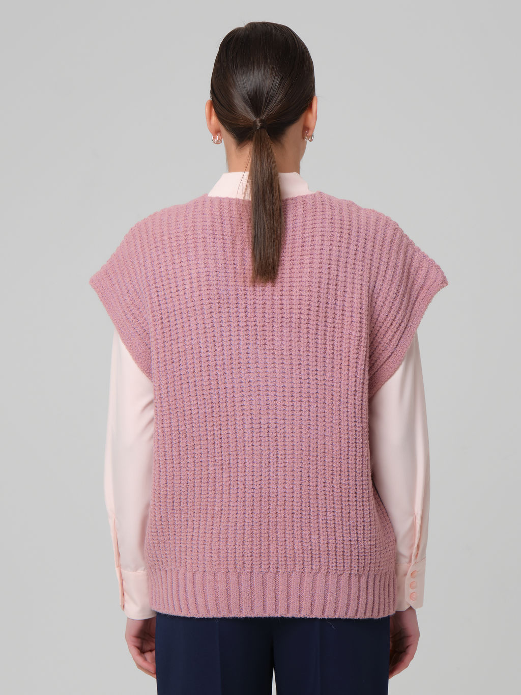 Жилет вязаный