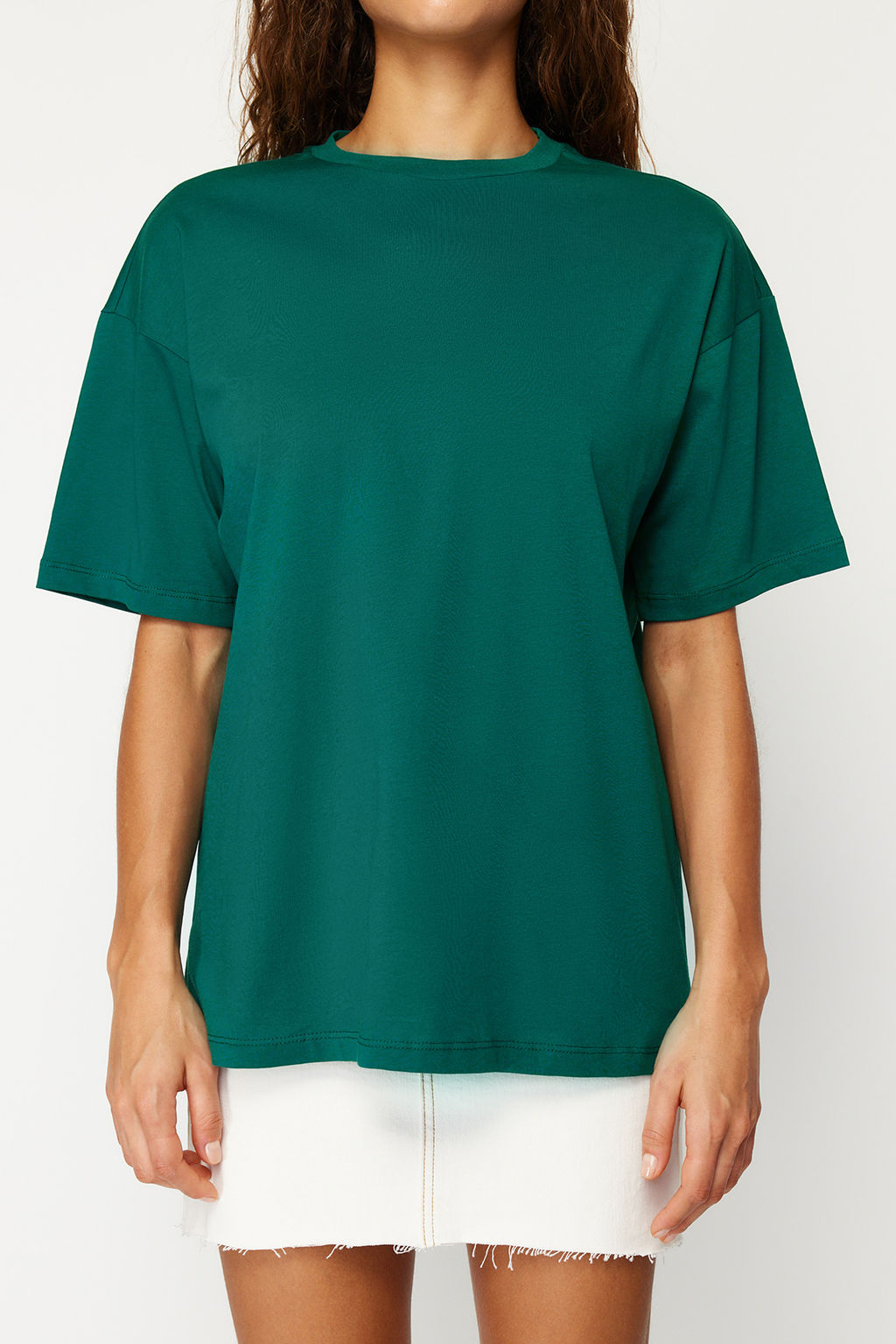 TRENDYOLMILLA Beyaz %100 Pamuk Bisiklet Yaka Oversize/Genis Kal?p Orme T-Shirt TWOSS20TS0134  фото 31