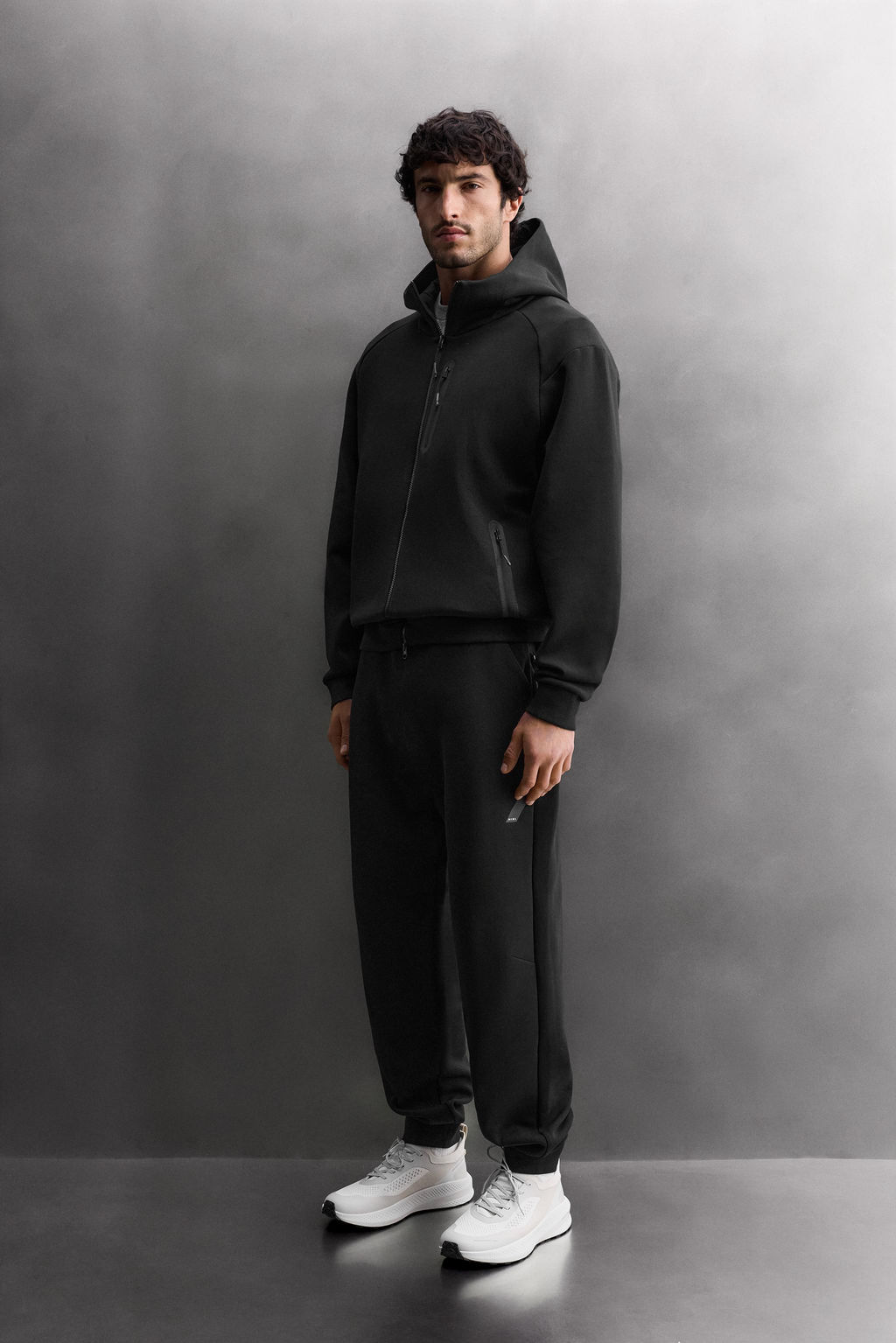 SUDADERA T?CNICA CREMALLERA CAPUCHA / Negro