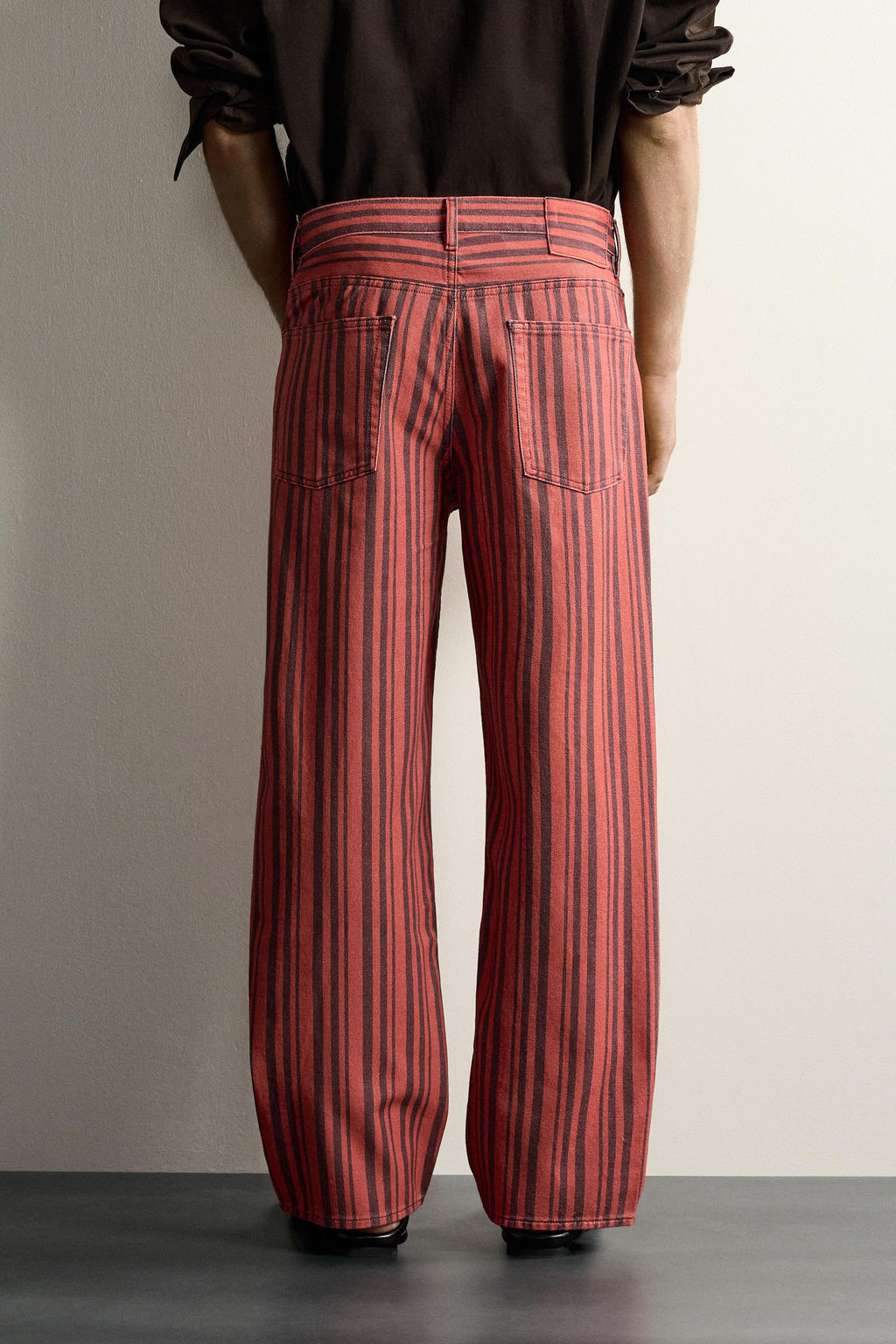 PANTAL?N STRAIGHT FIT RAYAS / Rojo