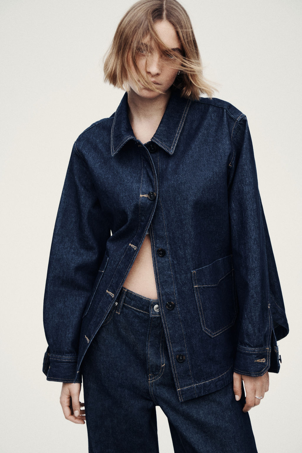 Chaqueta camisera en denim - H&m фото 7
