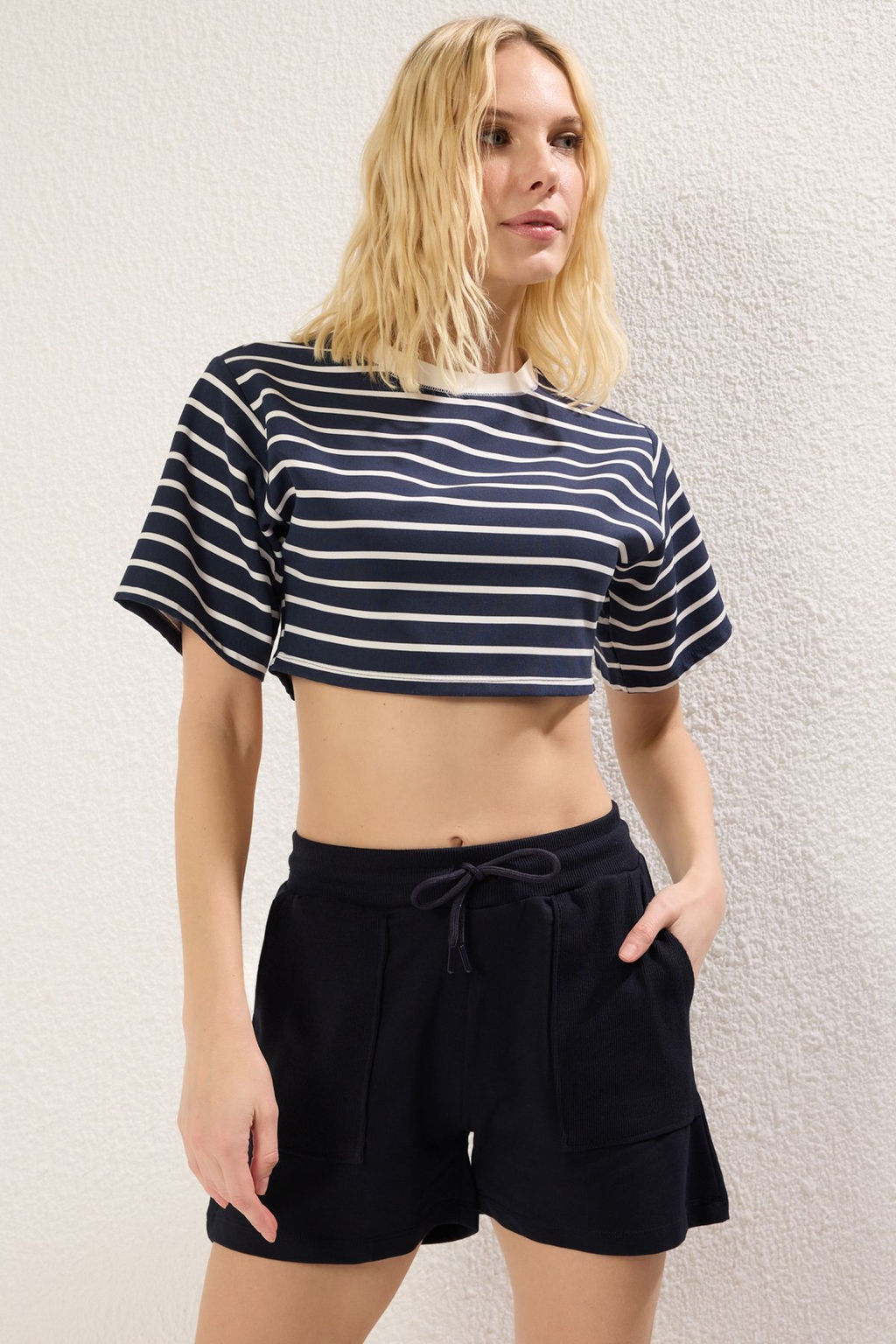 Lacivert Relaxed/Rahat Kal?p Cep Detayl? Esnek Orme Sort & Bermuda TWOSS25SR00013