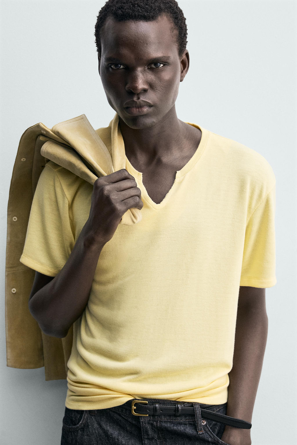 CAMISETA CUELLO PANADERO ABIERTO / Amarillo