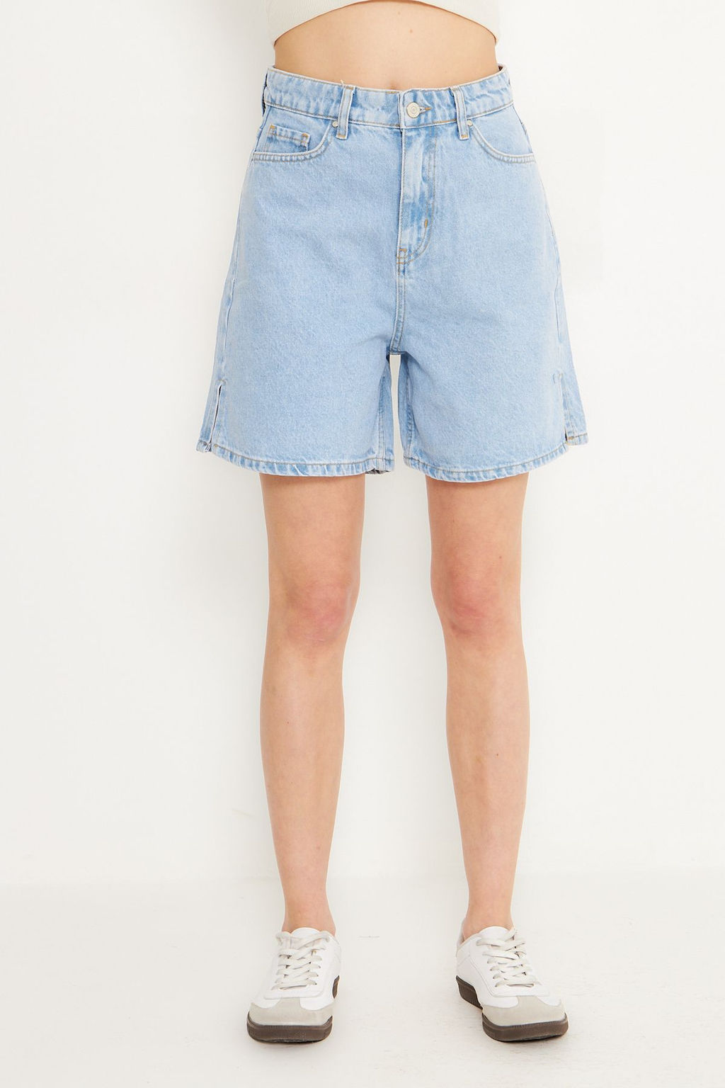 TRENDYOLMILLA Ac?k Mavi Pacas? Y?rtmac Detayl? Denim Bermuda TWOSS25SR00148  фото 3
