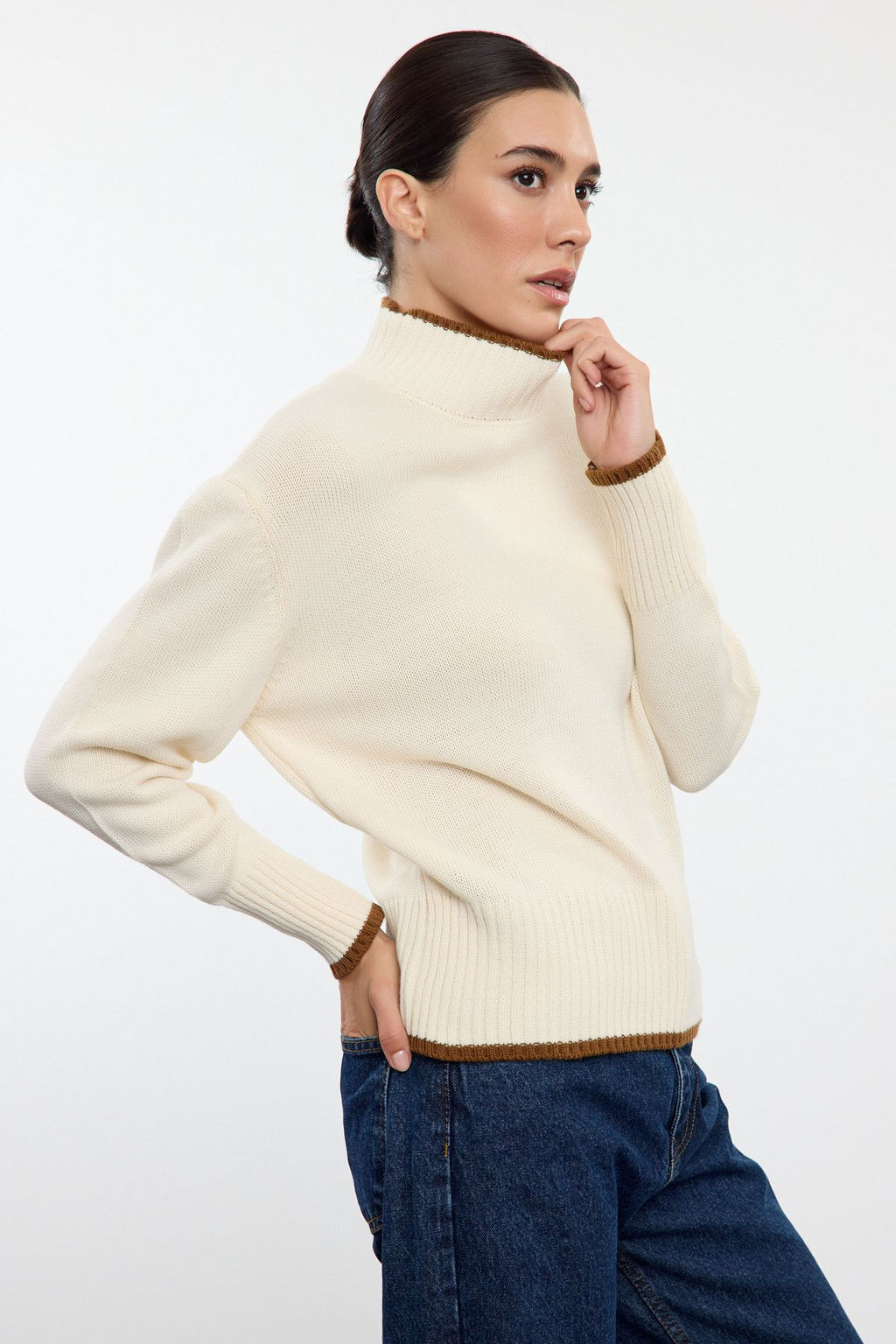 TRENDYOLMILLA Siyah Genis Kal?p Basic Renk Bloklu Triko Kazak TWOAW25KZ00187