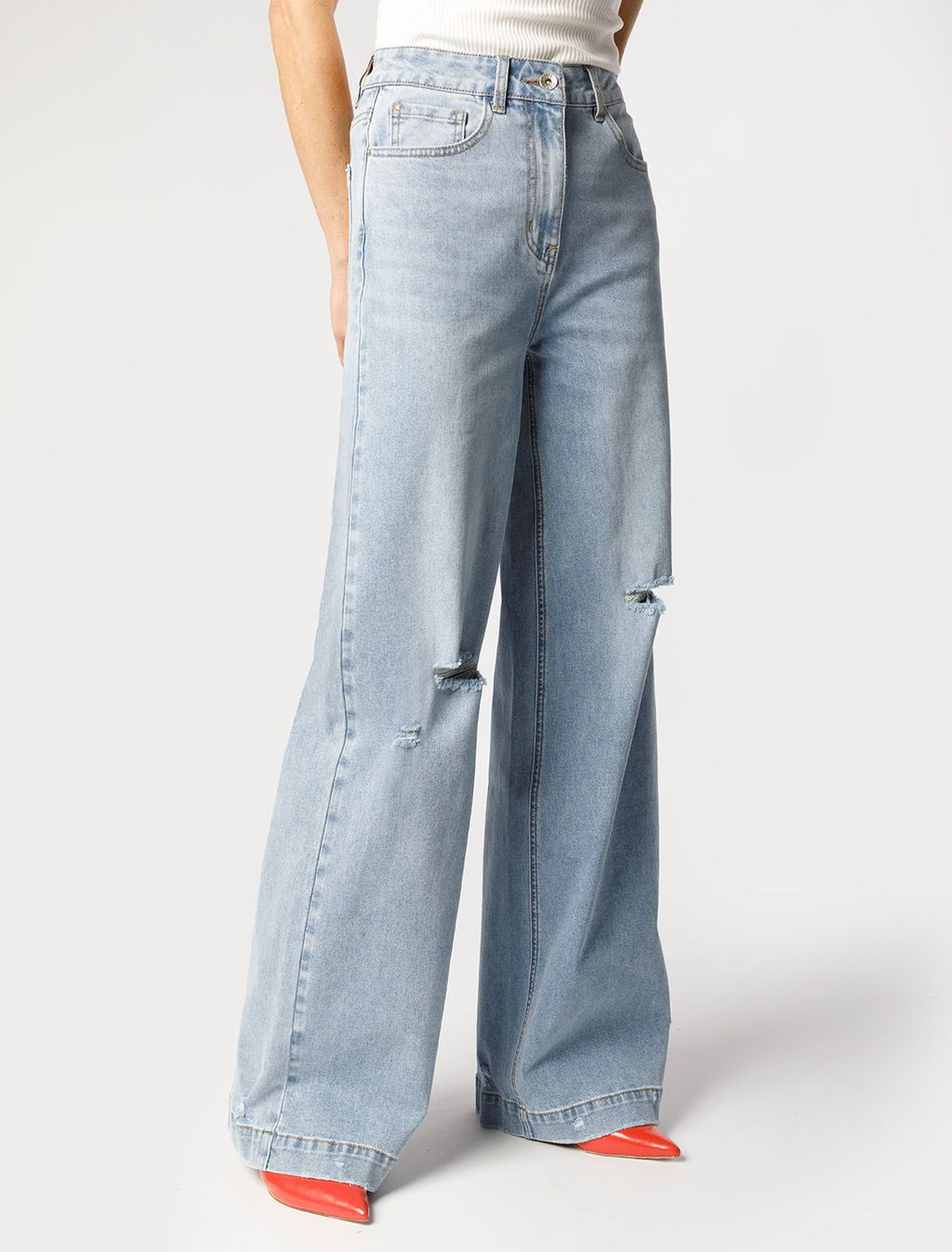 Джинсы трубы рваные из эластичного денима средней плотности