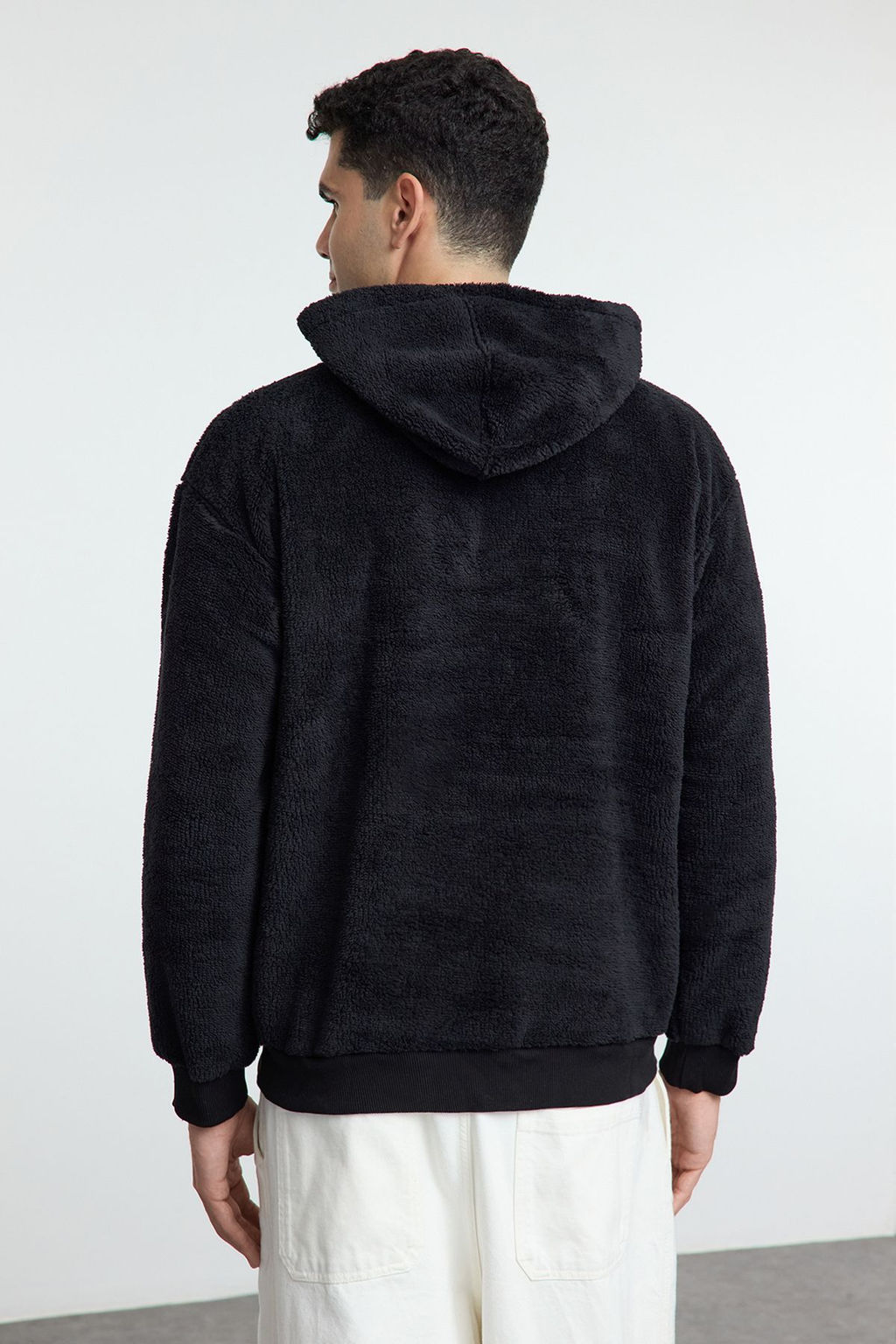 Siyah Oversize/Genis Kesim Basic S?cak Tutan Kapusonlu Pelus Sweatshirt TMNAW25SW00106