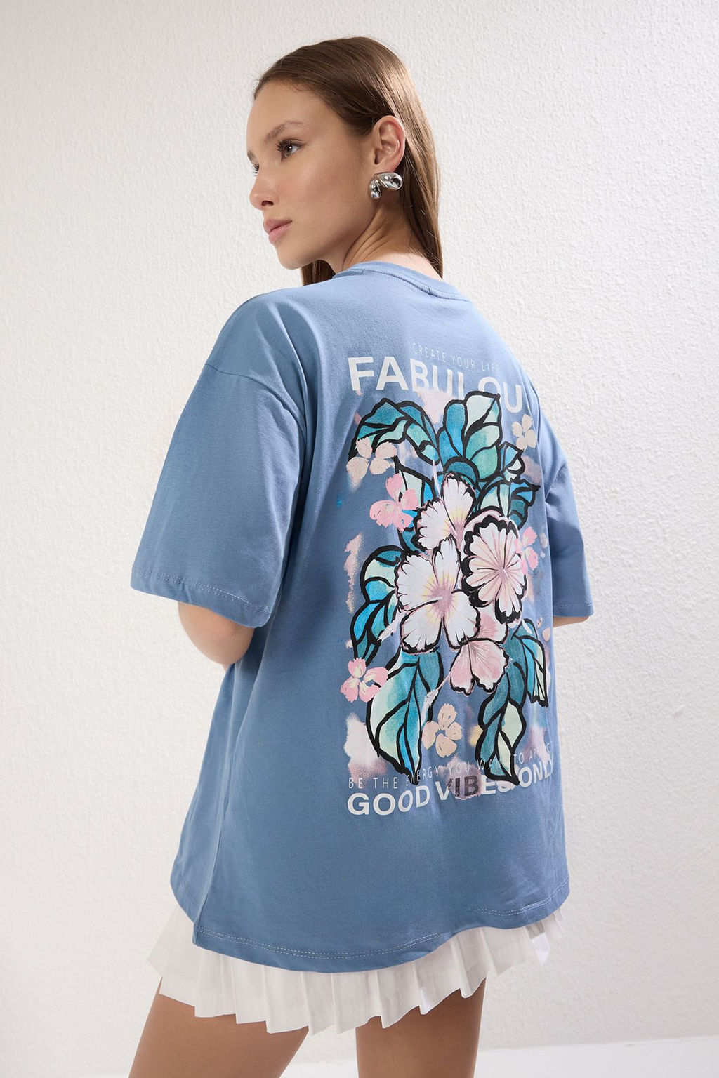 TRENDYOLMILLA Antrasit %100 Pamuk S?rt ve On Bask?l? Oversize/Genis Kesim Orme T-Shirt TWOSS24TS00183