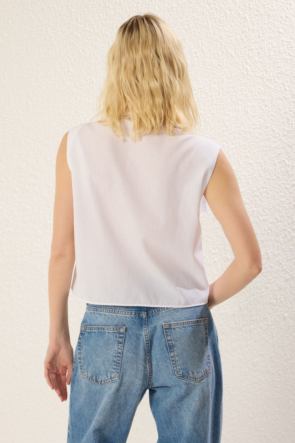 TRENDYOLMILLA Beyaz Utility Cep Detayl? S?f?r Kol Regular kal?p Dokuma Gomlek TWOSS25GO00041  фото 6