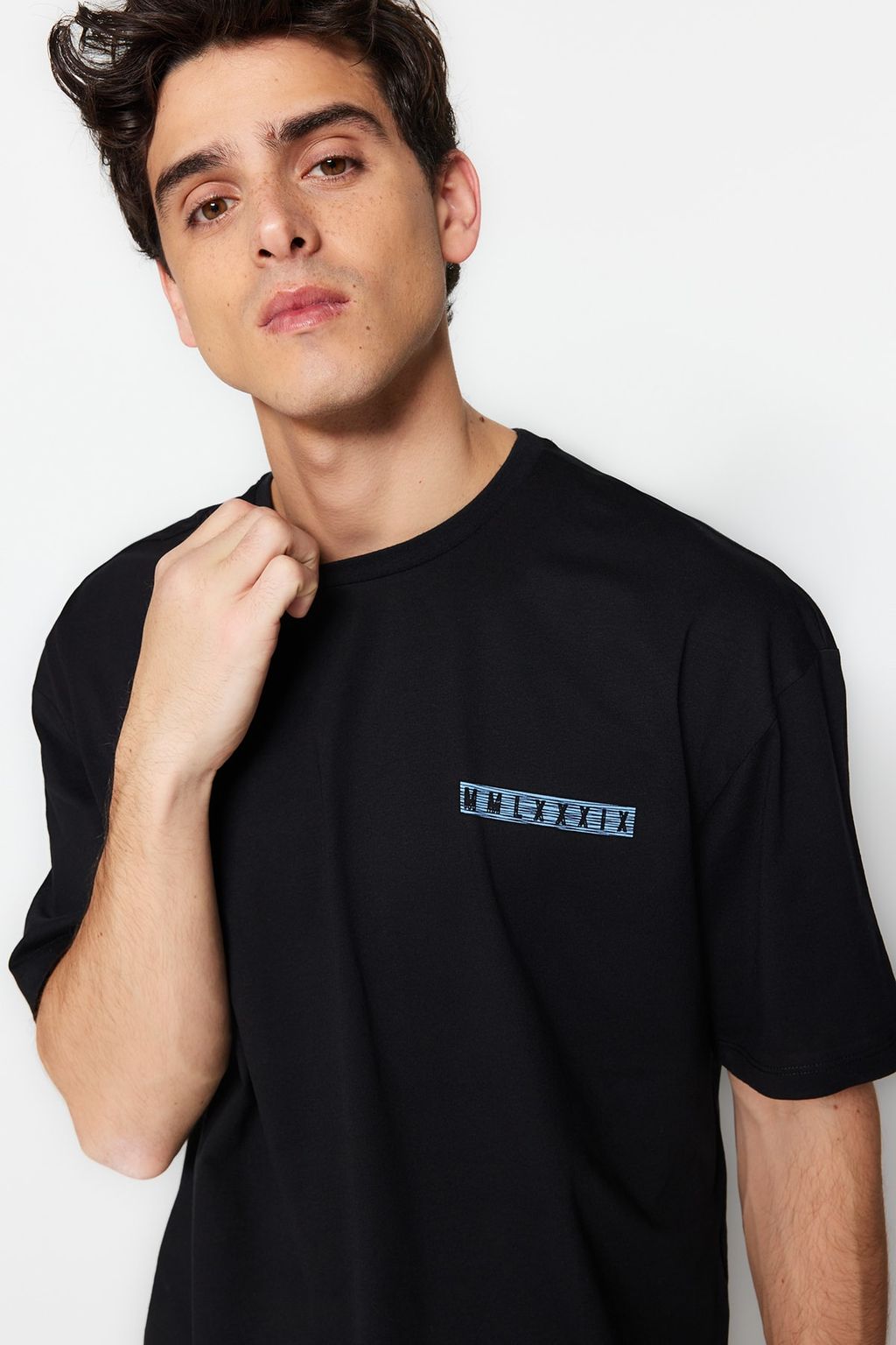 TRENDYOL MAN Siyah Oversize/Genis Kesim S?rt Bask?l? %100 Pamuklu T-shirt TMNSS20TS1132 - Trendyolmilla фото 3