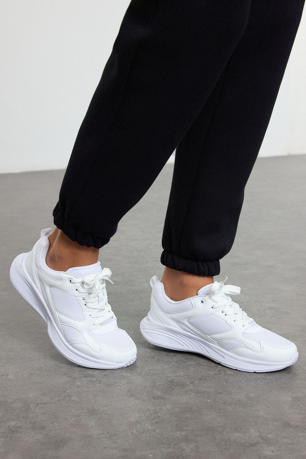 Trendyol Shoes Ekru Bagc?kl? Kad?n Kosu Spor Ayakkab? TAKAW25SN00009