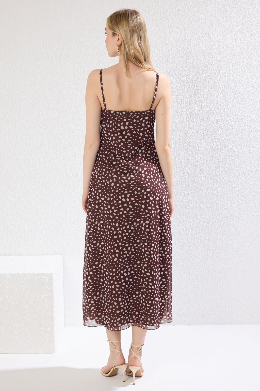 TRENDYOLMILLA Kahverengi Tul Fitted/Vucuda Oturan Volanl?/F?rf?rl? Maxi Esnek Orme Elbise TWOSS25EL00353  фото 5