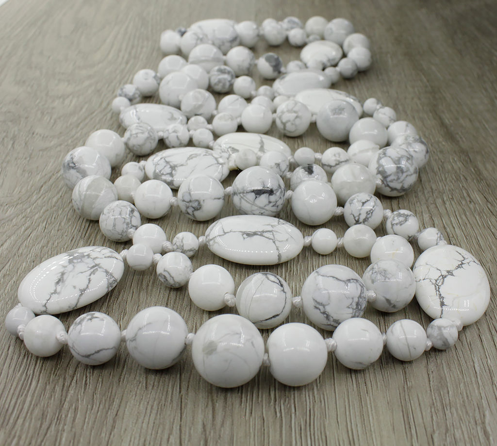 Кахолонг (Казахстан), разноразмерные круглые с плоскими овалами 18х25мм, бусы "Стихия", длина бус 128см