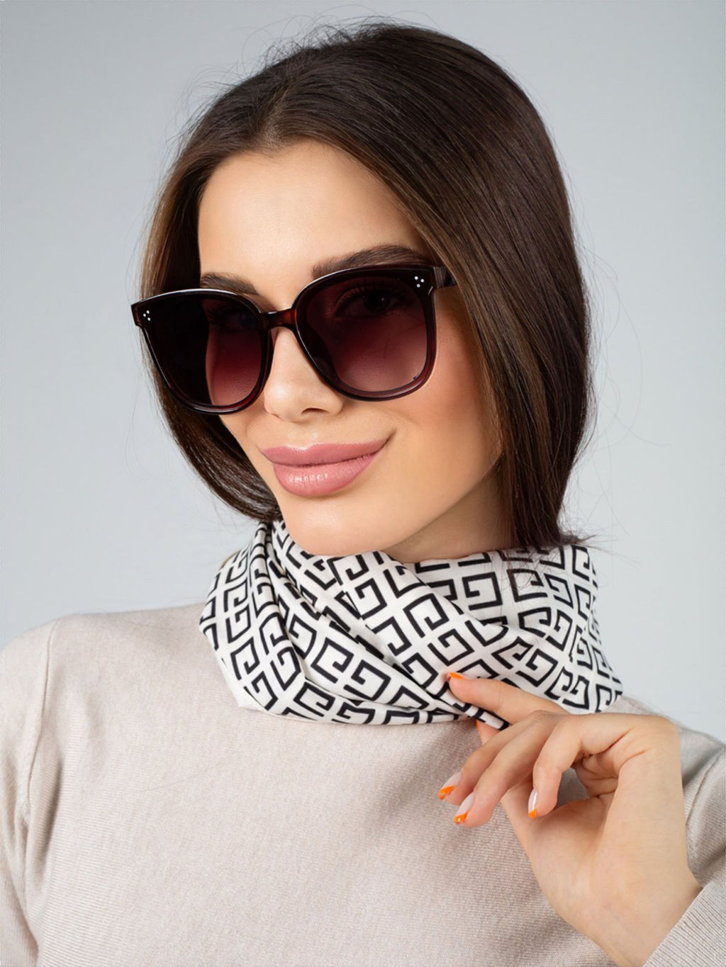 Платок на голову, с абстракцией MAGROM, кремовый, 90 х 90 см, из искусственного шелка