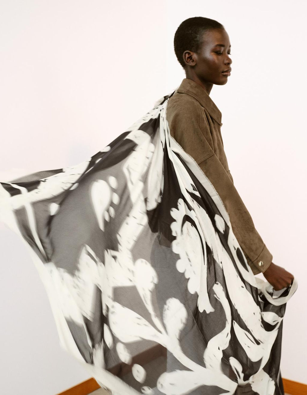 PA?UELO ESTAMPADO FLORAL MEZCLA MODAL / Negro - Zara фото 2