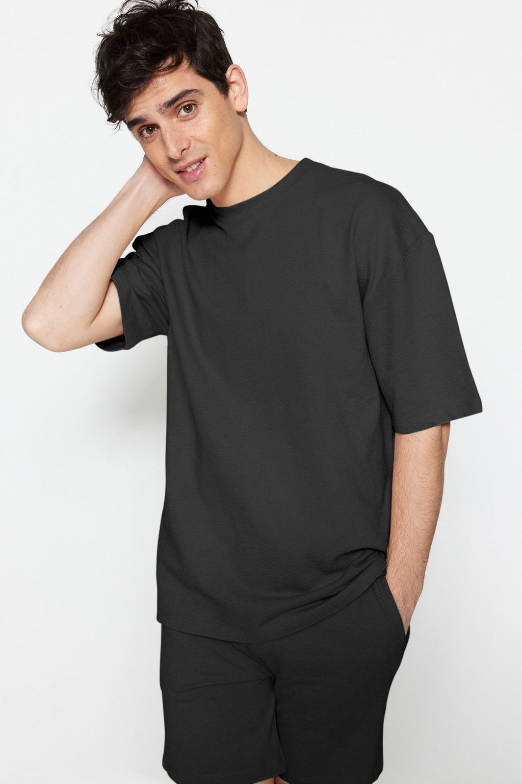 TRENDYOL MAN Limited Edition Antrasit Oversize/Genis Kesim Etiket Islemeli Dokulu Tok T-shirt TMNSS23TS00074