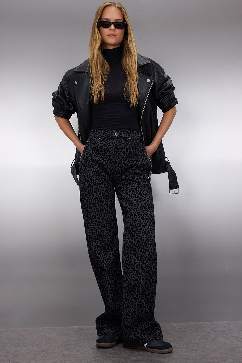 TRENDYOLMILLA Siyah Suet Gorunumlu Leopar Desenli Yuksek Bel Wide Leg Jeans TWOAW25JE00394 фото 3