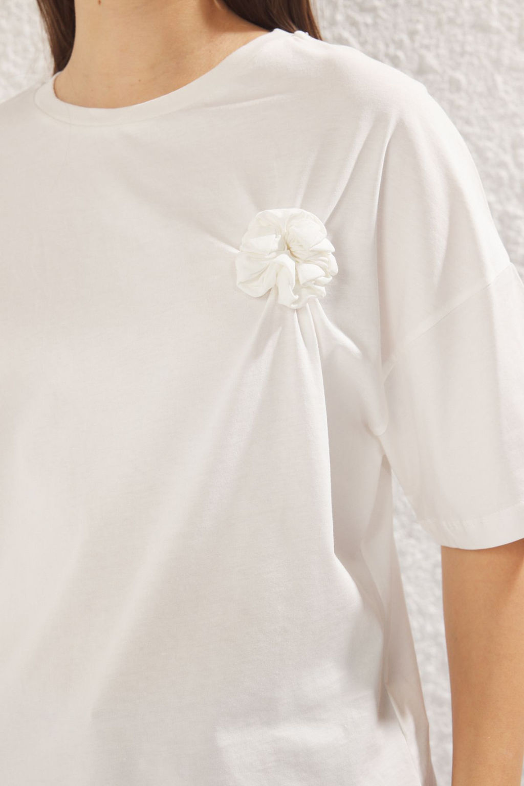 TRENDYOLMILLA Ekru Oversize/Genis Kal?p Cicek Aksesuar Detayl? Orme T-Shirt TWOSS25TS00013