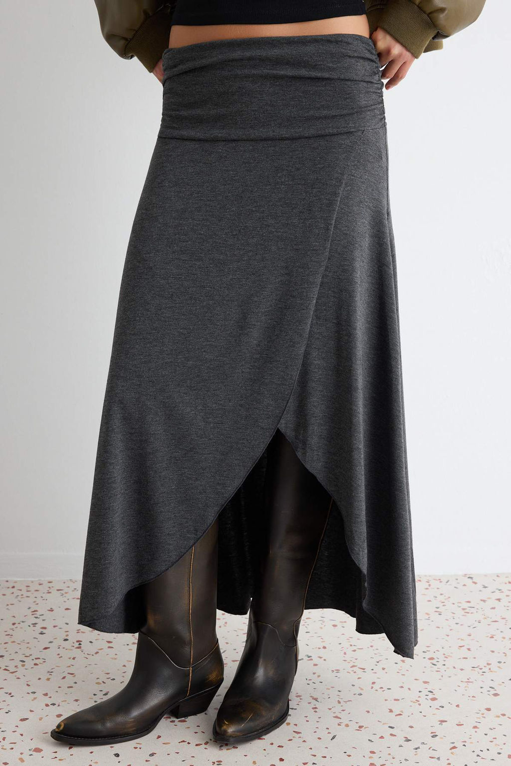 Antrasit Viskon S_prem B_zg_ Drape Detayl_ Kruvaze Etek Ucu Asimetrik Midi _rme Etek TWOAW27ET00018 - Trendyolmilla фото 3