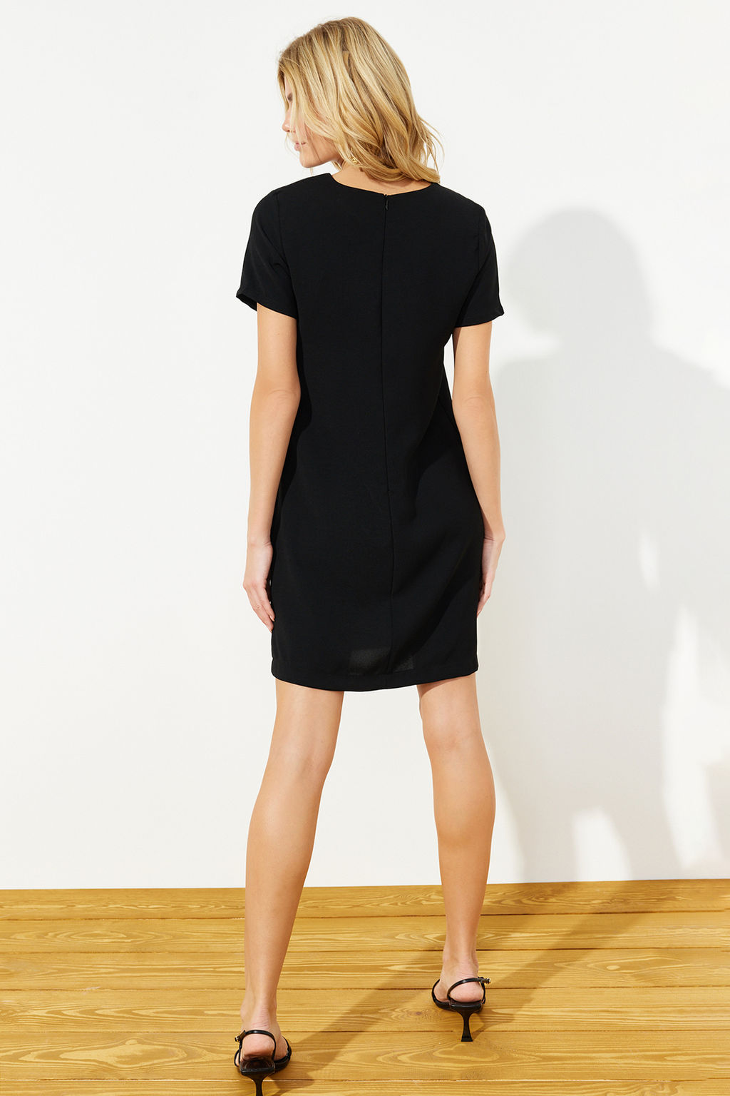 Siyah Duz Kesim Yuvarlak Yaka Mini Krep Dokuma Elbise TWOSS24EL00310 - Trendyolmilla фото 7