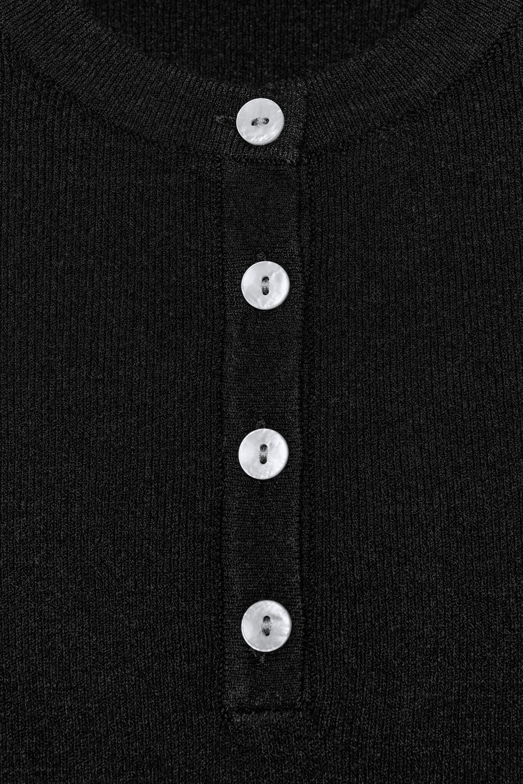 TOP PUNTO BOTONES / Negro