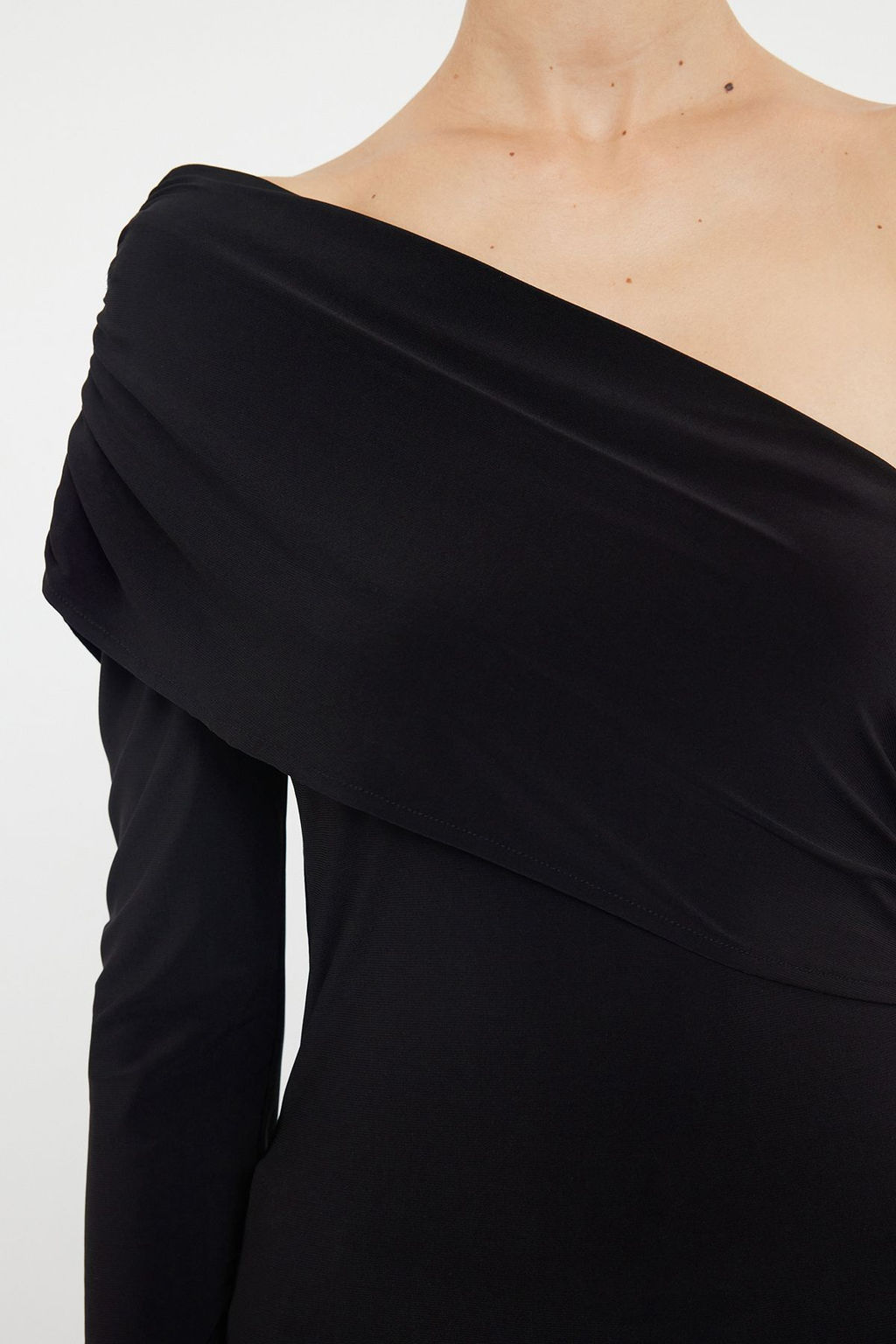 Trendyolmilla Siyah Tek Kol Drape Detayl? Asimetrik Vucuda Oturan Regular/Normal Esnek Orme Bluz TWOAW25BZ00029
