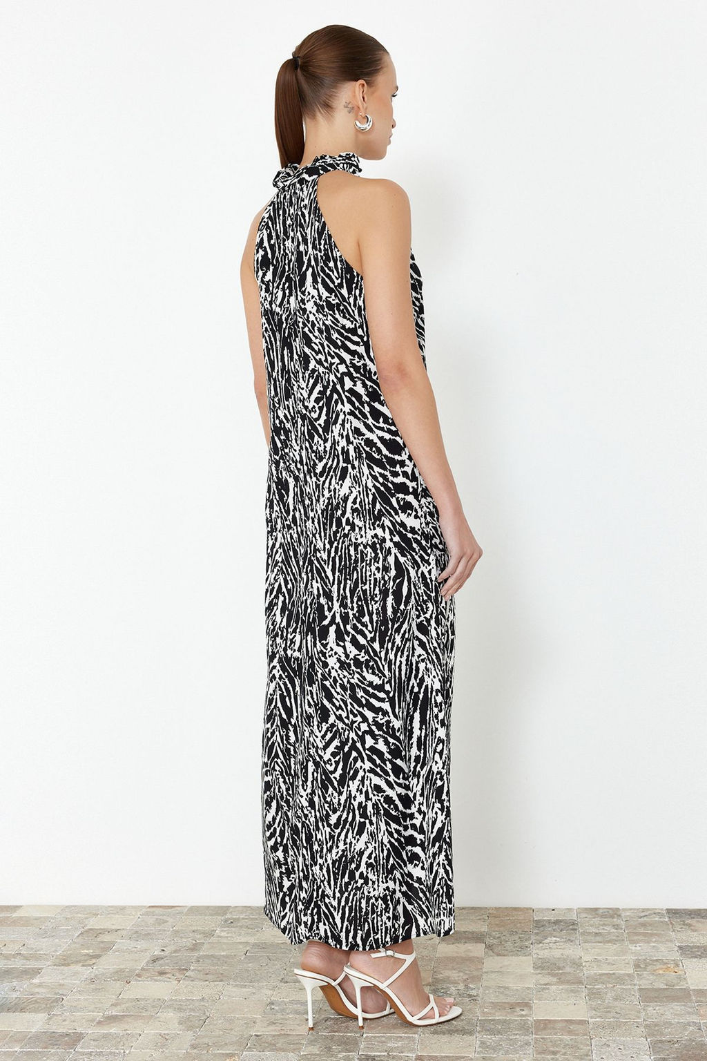 Siyah Sal/Etnik Desenli Duz Kesim Halter Yaka Viskon Maxi Dokuma Elbise TWOSS24EL00761 - Trendyolmilla фото 6