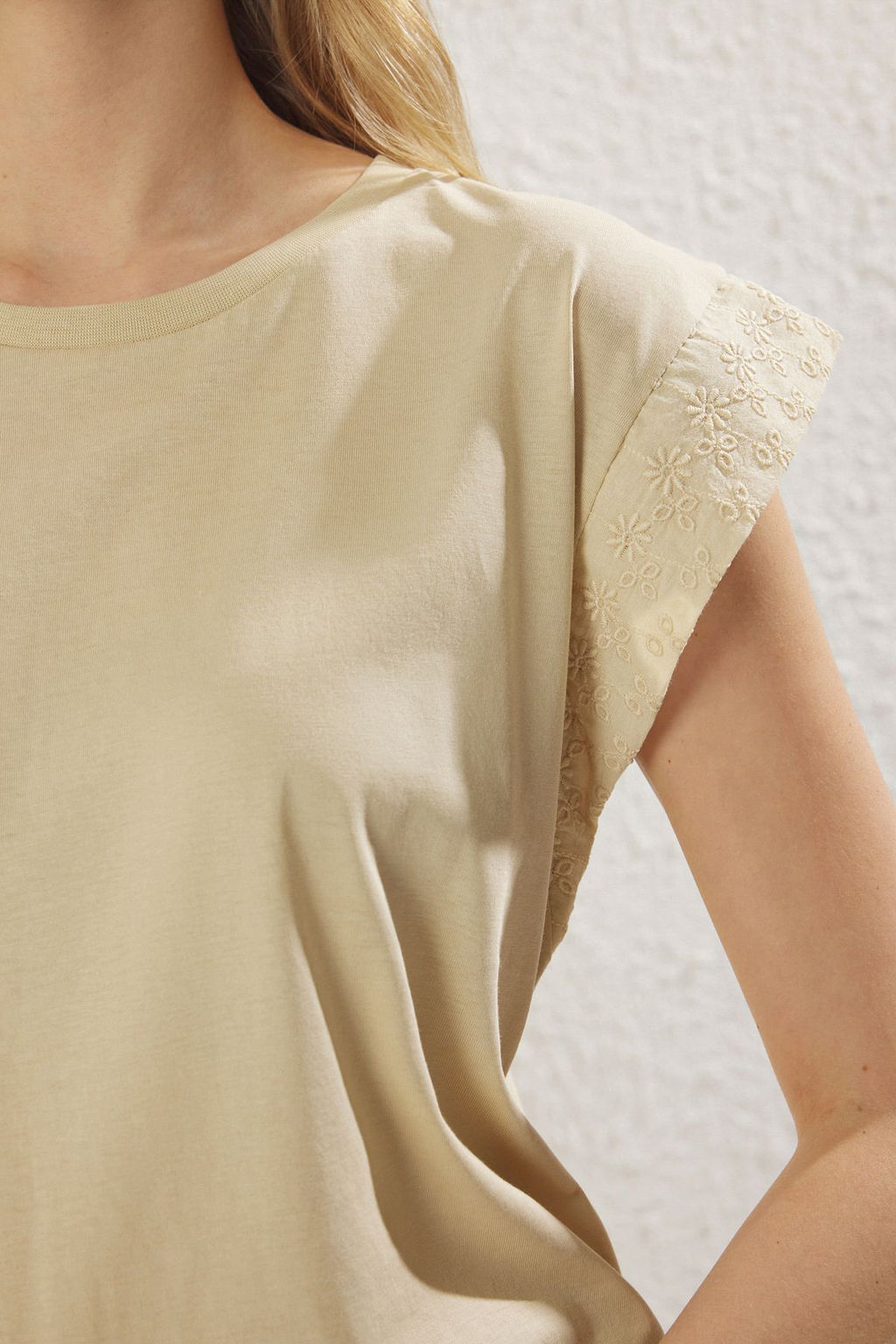 Tas Brode Kol Detayl? %100 Pamuk Vatka Gorunumlu Basic Bisiklet Yaka Orme T-Shirt TWOSS20TS0021