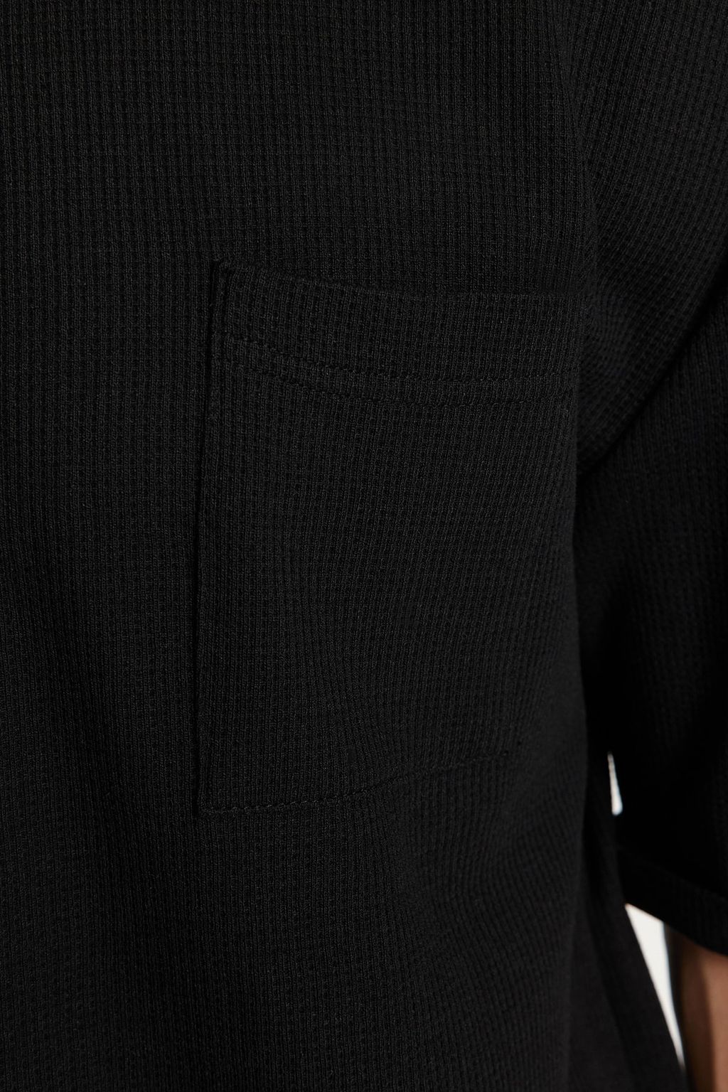 TRENDYOL MAN Siyah Oversize/Genis Kesim K?sa Kol Cepli Etiket Detayl? T-Shirt TMNSS23TS00077 - Trendyolmilla фото 20