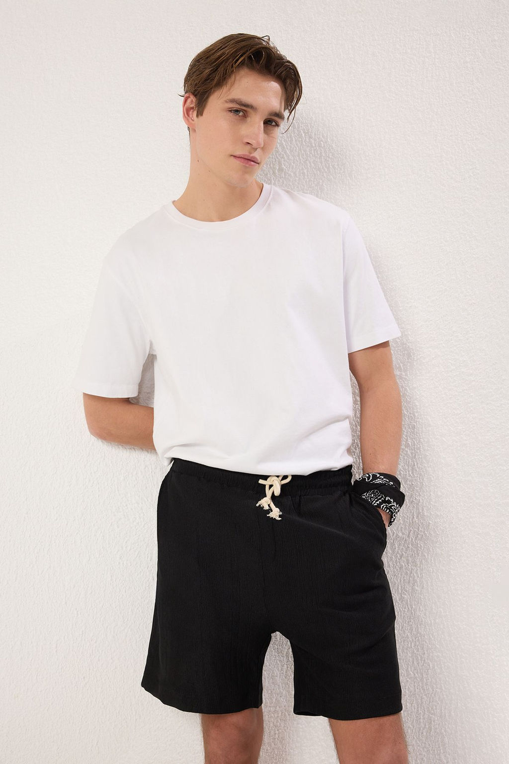 TRENDYOL MAN Siyah Regular Fit Esnek Orme Dokulu Burumcuk Kumas Sort & Bermuda TMNSS25SR00006