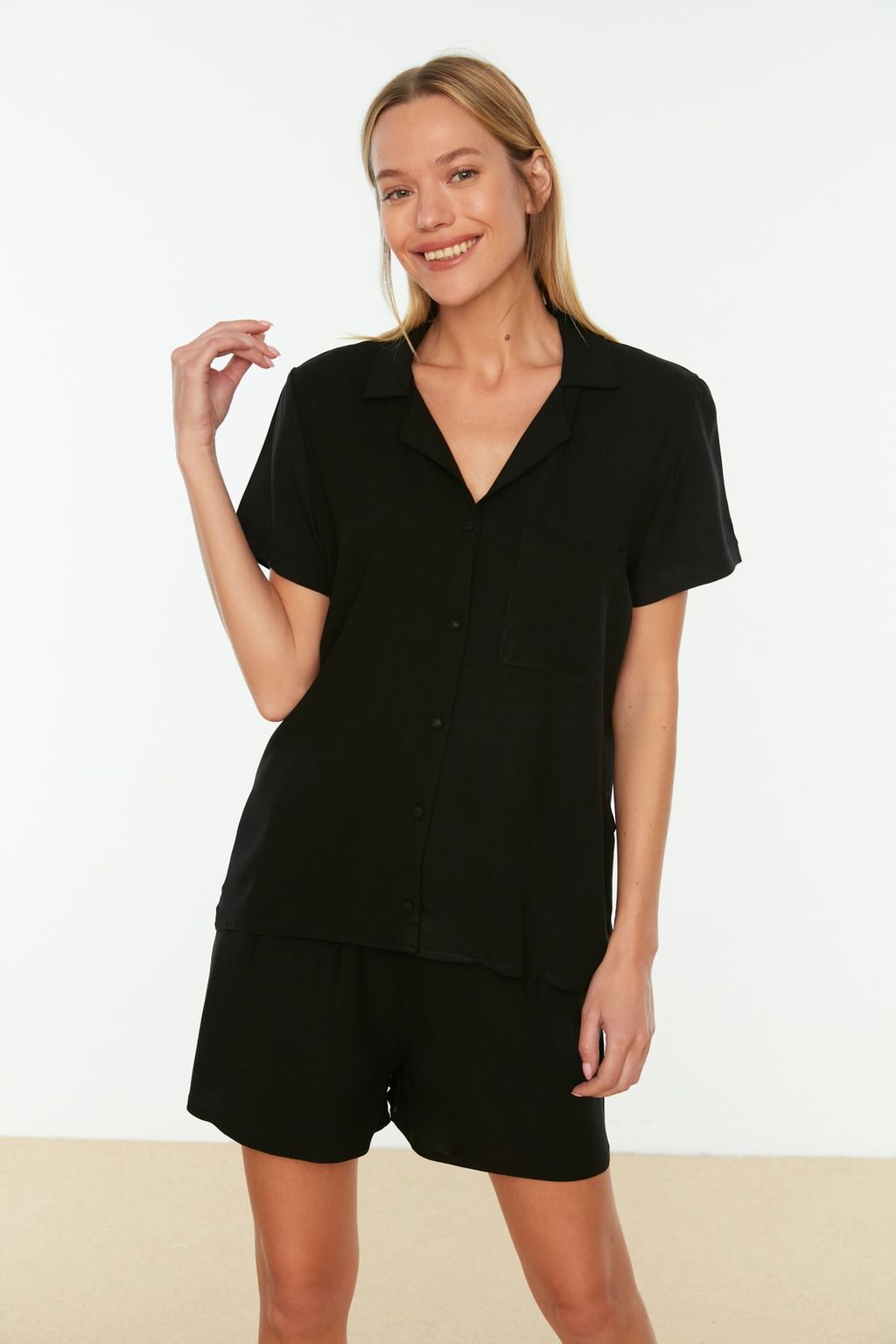 Trendyolmilla Siyah Viskon Sortlu Dokuma Pijama Tak?m? THMSS19PT0004
