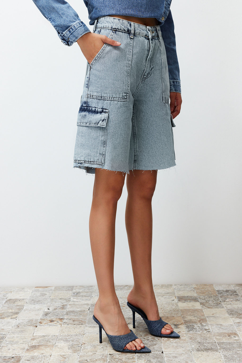 Ac?k Mavi Kargo Cep Yuksek Bel Denim Bermuda TWOSS24SR00091