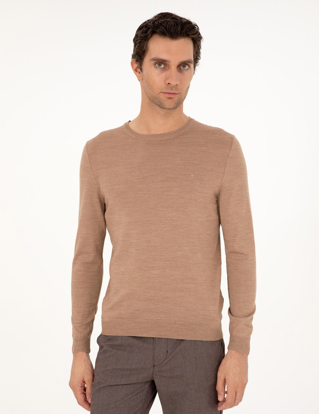 Базовый трикотажный свитер светло-коричневого цвета из смесовой шерсти с круглым вырезом и круглым вырезом - Cacharel фото 3