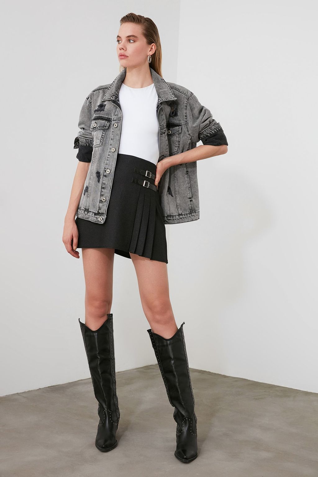 Trendyolmilla Siyah Toka Detayl? Pileli Mini Boy Dokuma Etek TWOAW20ET0553 фото 6