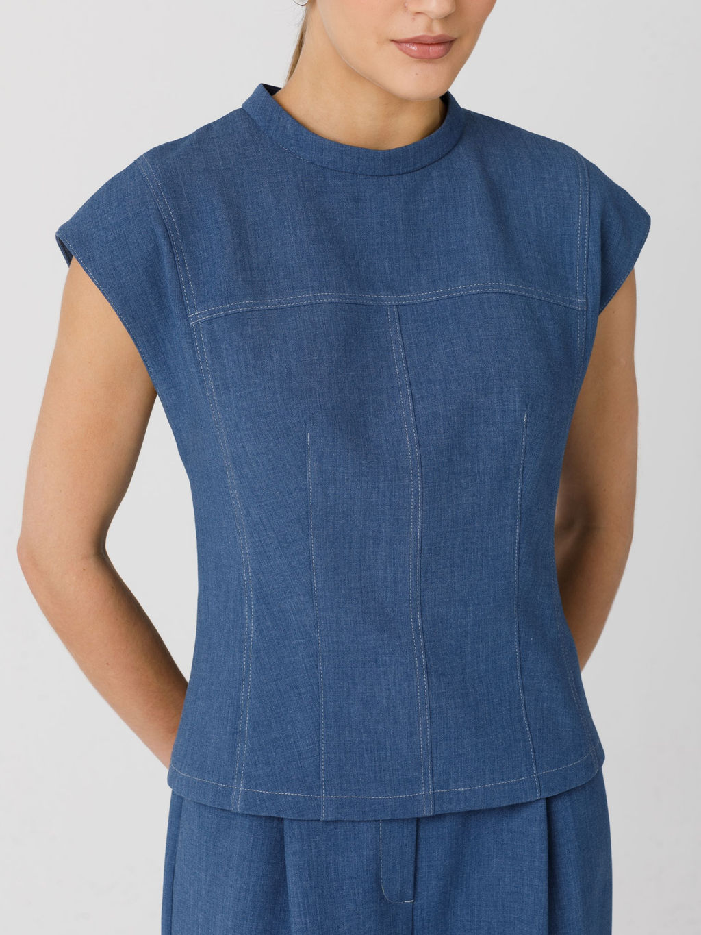 Блузка со спущенным плечом