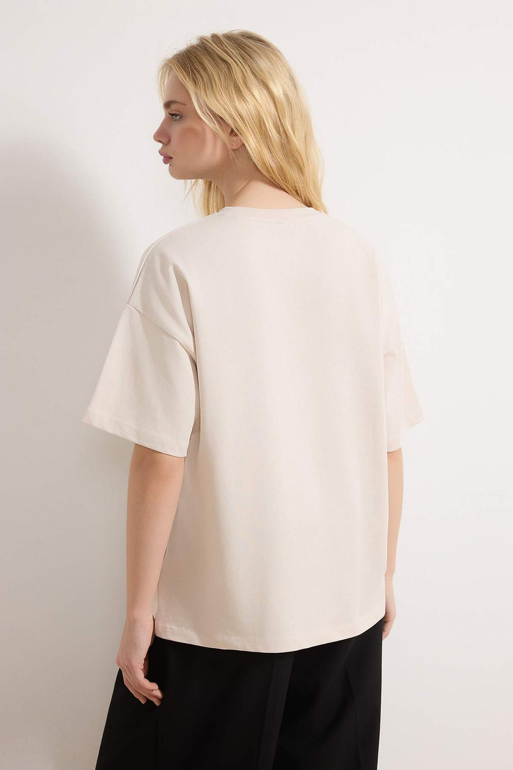 Tas Oversize/Genis Kal?p Fular Detayl? Uzun 30/2 Penye Suprem Orme T-Shirt TWOSS26TS00057