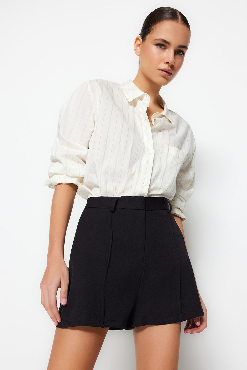 Siyah Nervur Detayl? Dokuma Sort TWOSS23SR00079