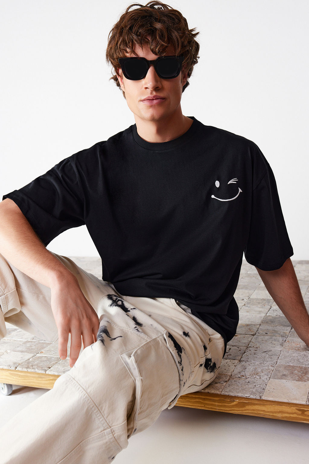 TRENDYOL MAN Siyah Oversize/Genis Kesim Nak?sl? %100 Pamuklu T-Shirt TMNSS21TS3685