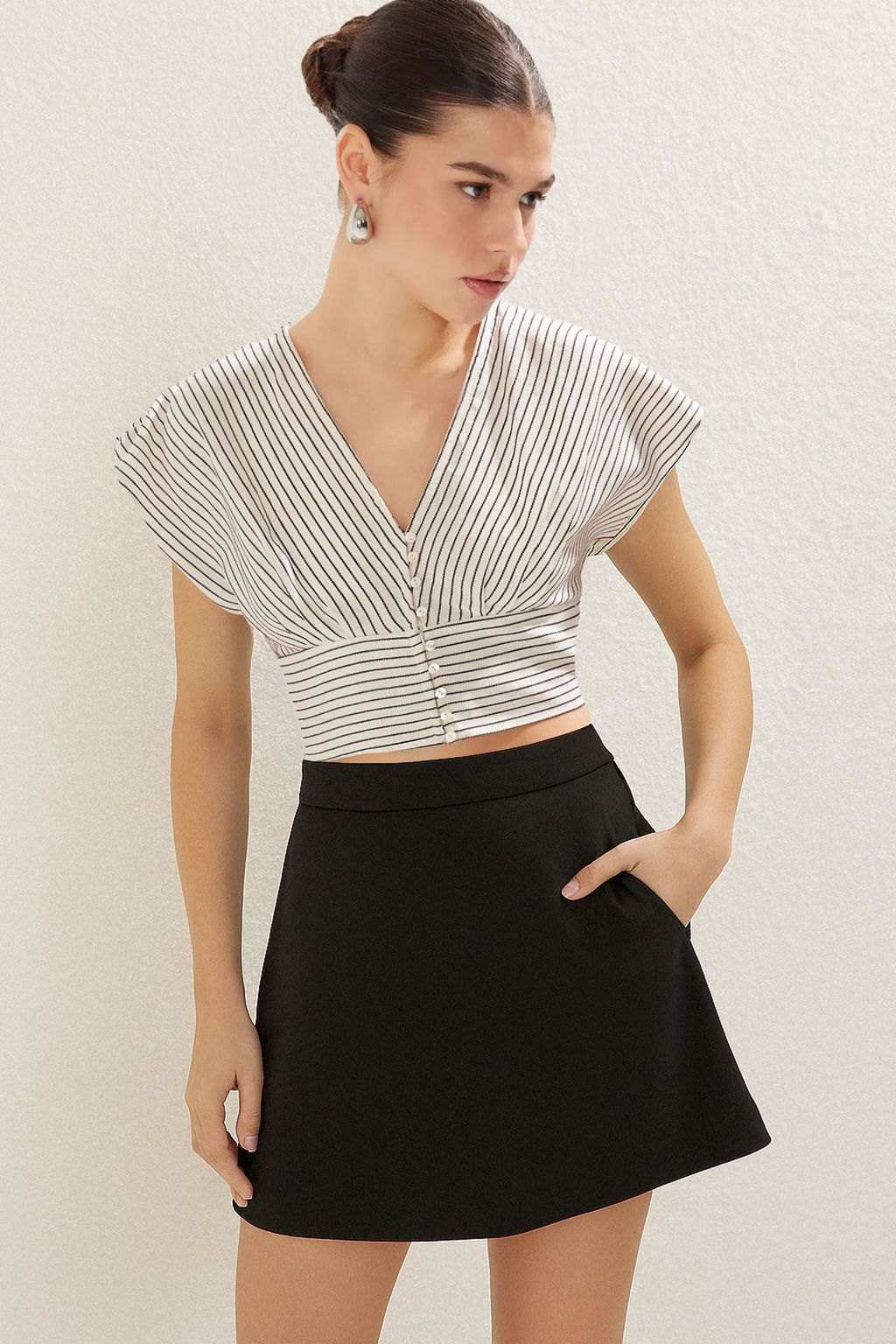 TRENDYOLMILLA Beyaz Keten Gorunumlu K?sa Kollu Crop Boy Dokuma Gomlek TWOSS25GO00035