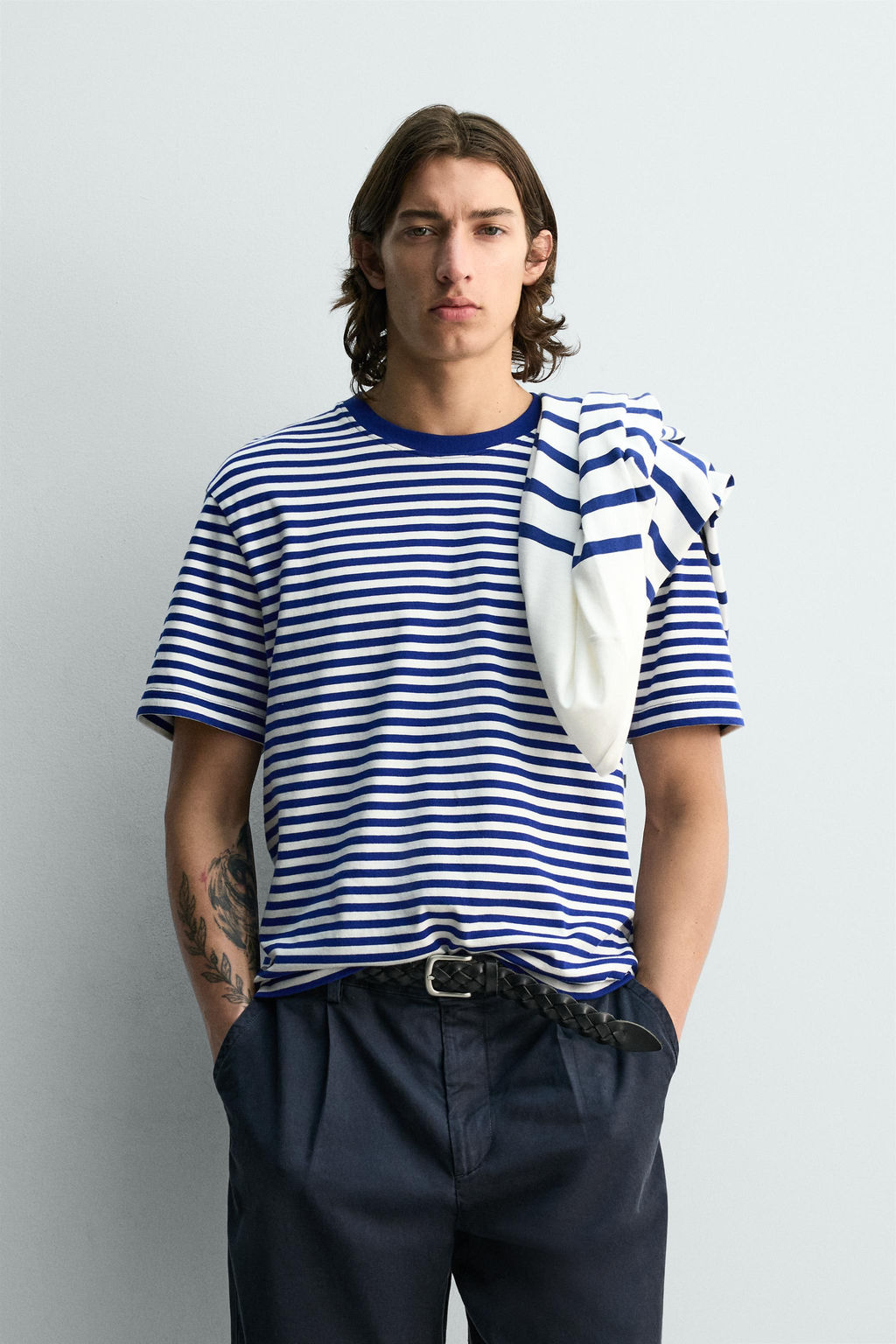 CAMISETA REGULAR FIT JACQUARD RAYAS / Blanco / Marino