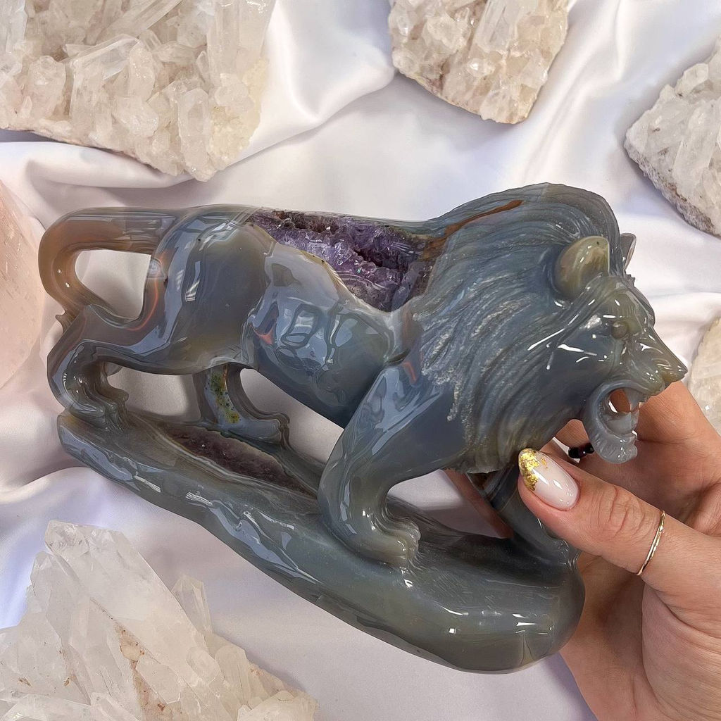 Лев резной из Агата с жеодой