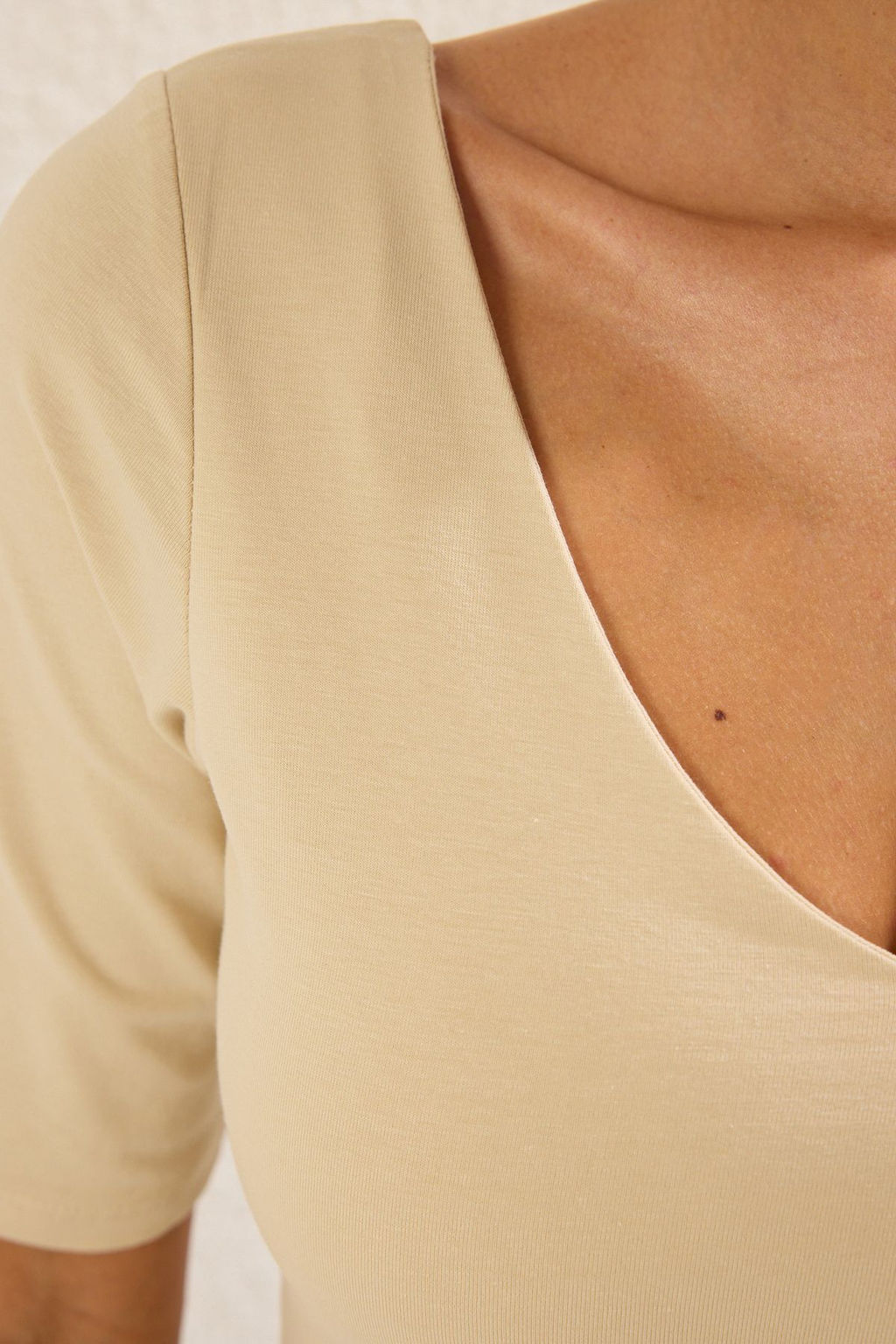 Trendyolmilla Tas Fitted/Vucuda Oturan V Yaka S?rt Dekolteli Esnek Orme Bluz TWOSS25BZ00083 фото 13