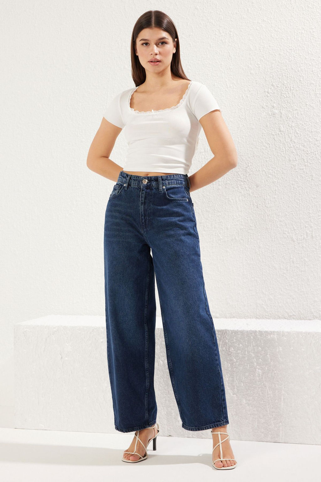 Trendyolmilla Ekru Dantel Detayl? Fitted/Vucuda Oturan Kare Yaka Crop Orme Bluz TWOSS25BZ00005 фото 9