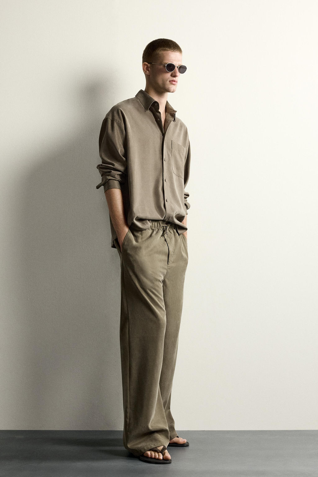 PANTAL?N FLUIDO RELAXED FIT / Marr?n - Zara фото 4