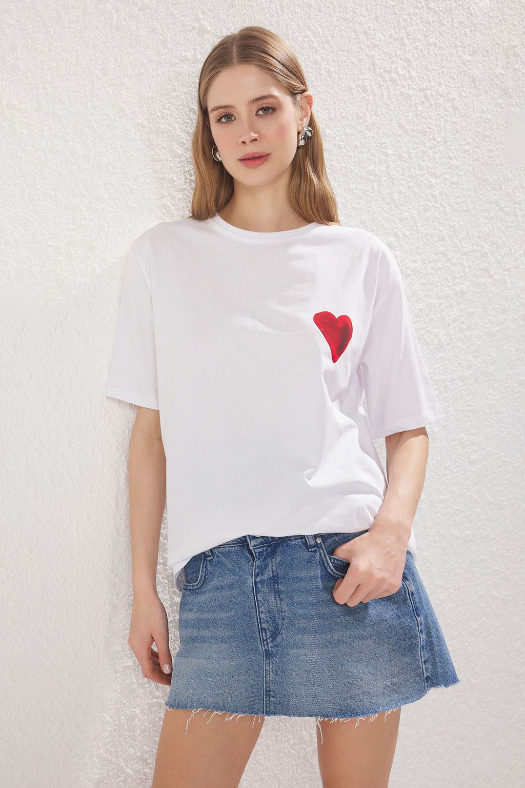 TRENDYOLMILLA Ekru %100 Pamuk Kalp ve Slogan Bask?l? Oversize/Genis Kesim Orme T-Shirt TWOSS25TS00177