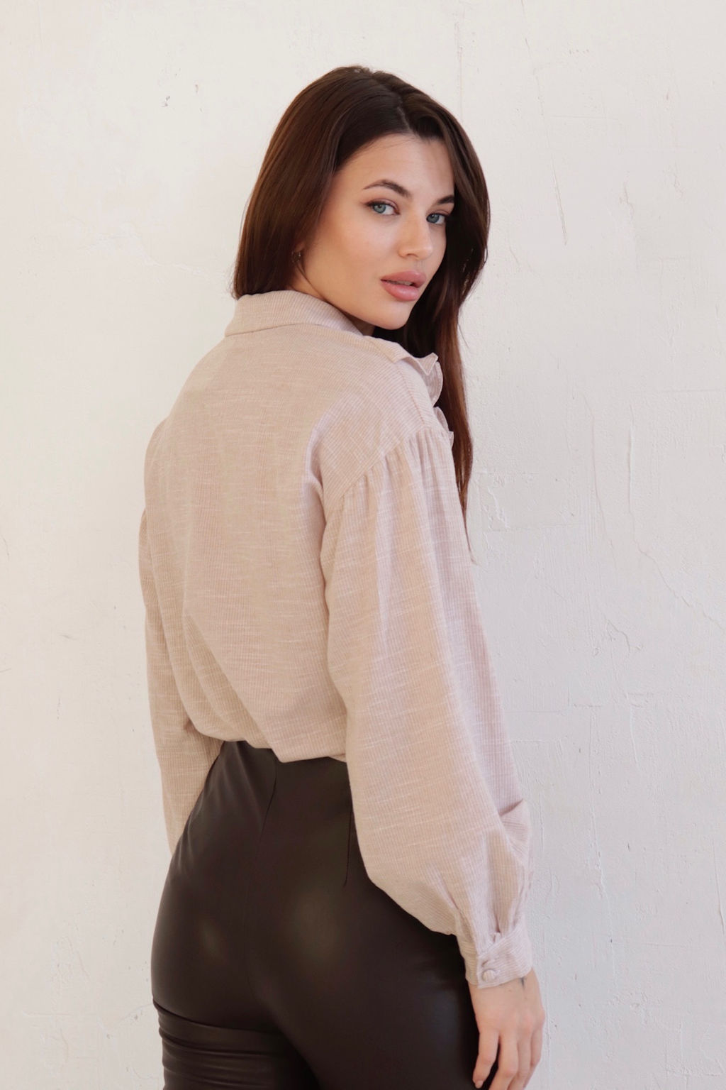 11070 Блуза с кокеткой и оборкой кремовая - Martichelli фото 9