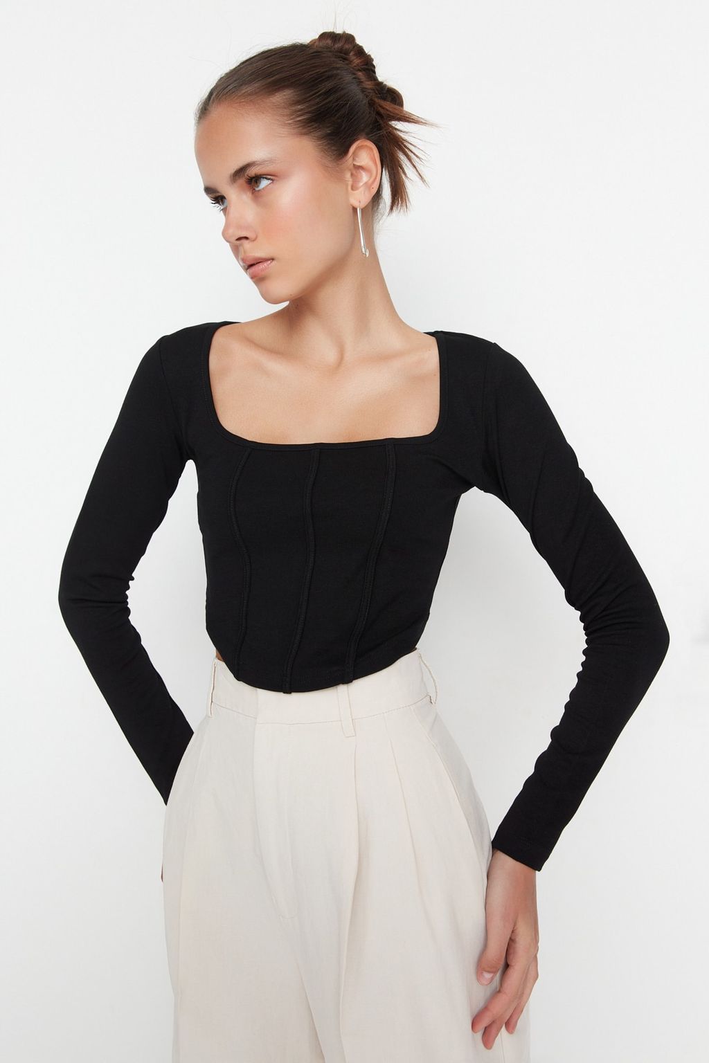 Trendyolmilla Siyah Biye Detayl? Kare Yaka Fitted/Vucuda Oturan Crop Interlok Orme Bluz TWOAW23BZ00151