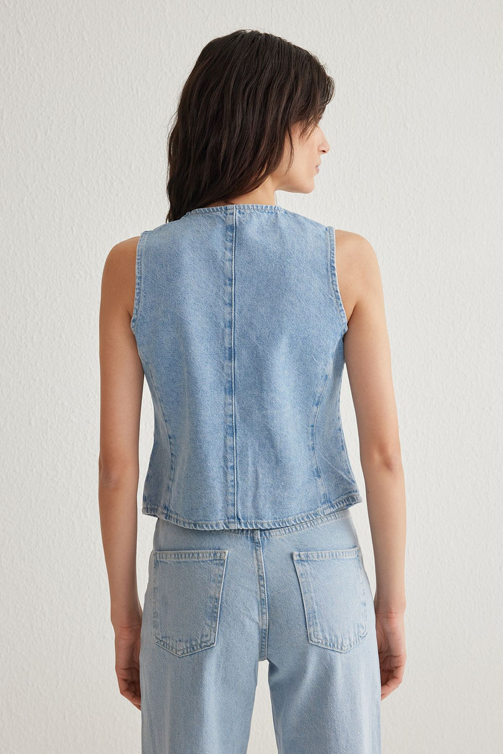 TRENDYOLMILLA Ac?k Mavi Cicek Nak?sl? V Yaka Denim Yelek TWOSS25YE00003  фото 5